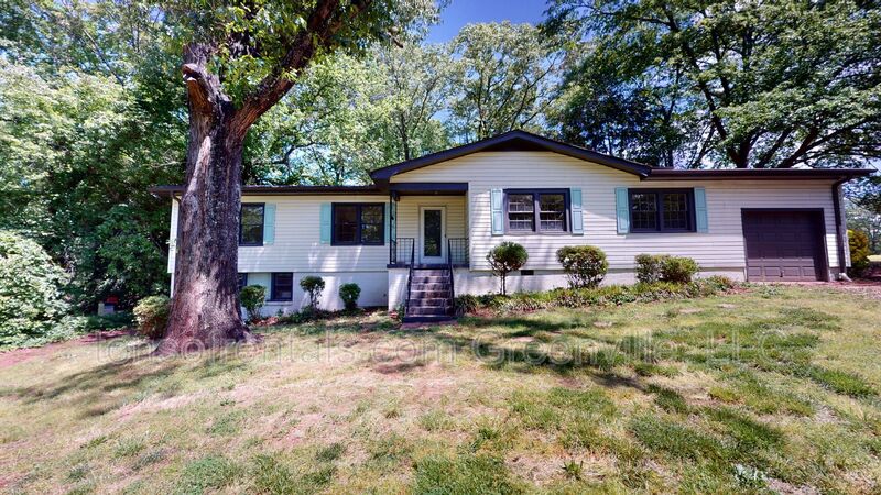 Greenville House: 7 Hiwasse Drive