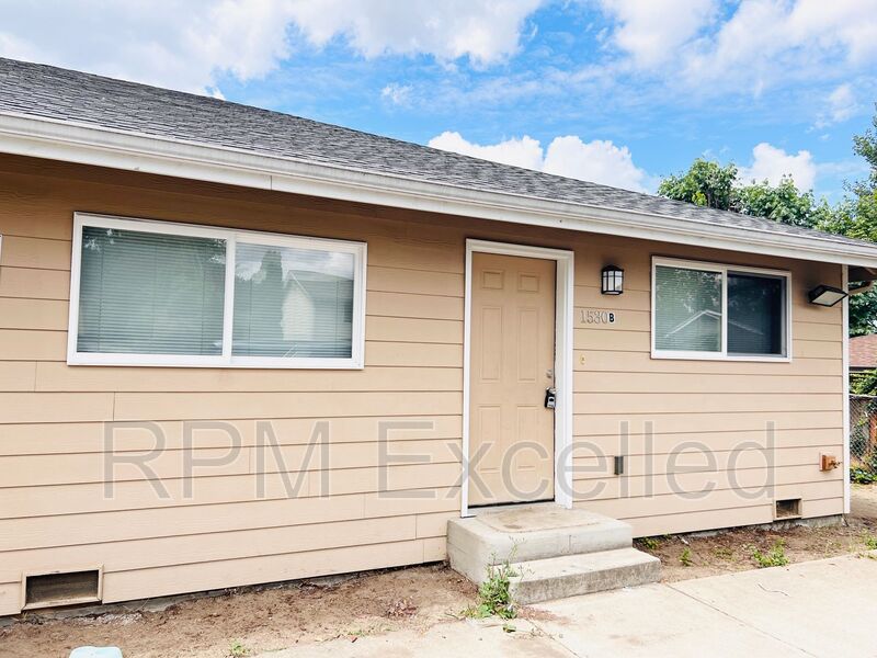 Auburn House: 1530B 29th St SE