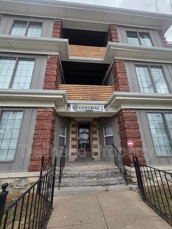 Kansas City House: 3227 Central St