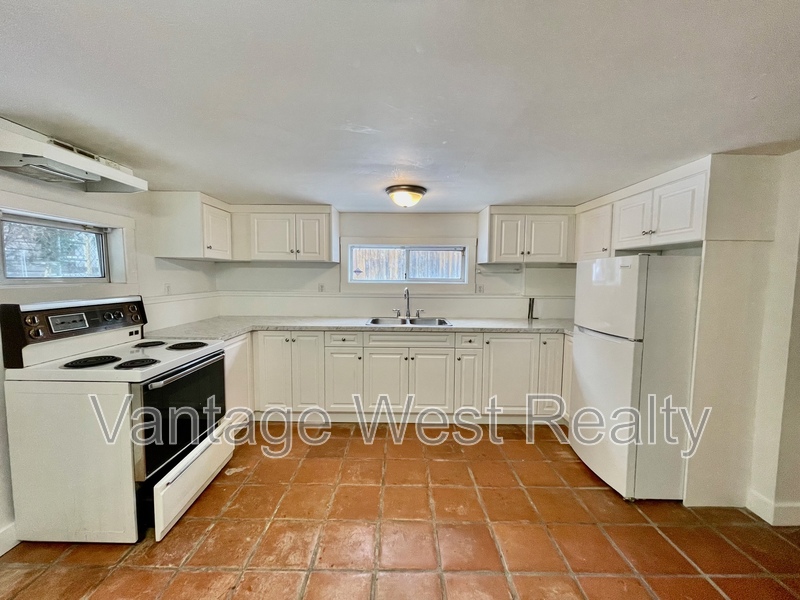 Kelowna House: 1230-B Ethel St