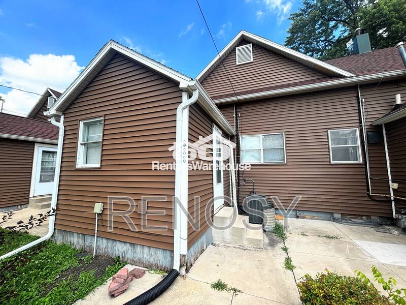 West Des Moines Condo: 228 1st St