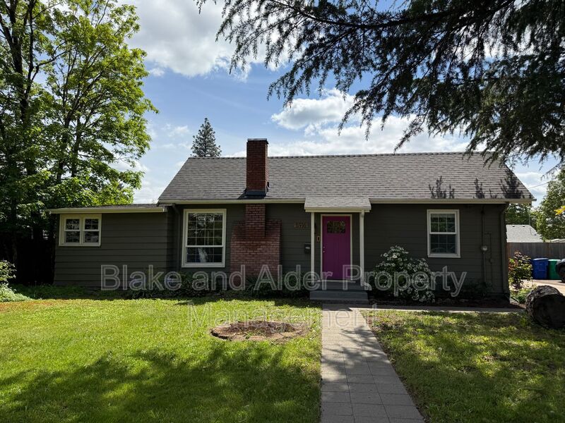 Portland House: 5916 SE Knapp St