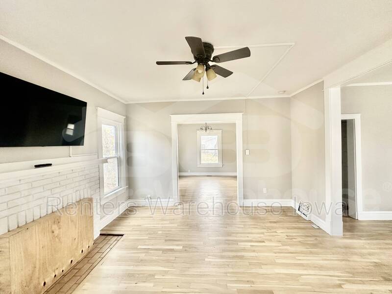 Des Moines House: 3114 School Street