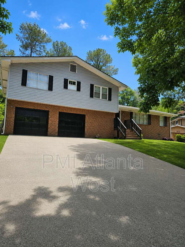 College Park House: 2250 Sandgate Circle