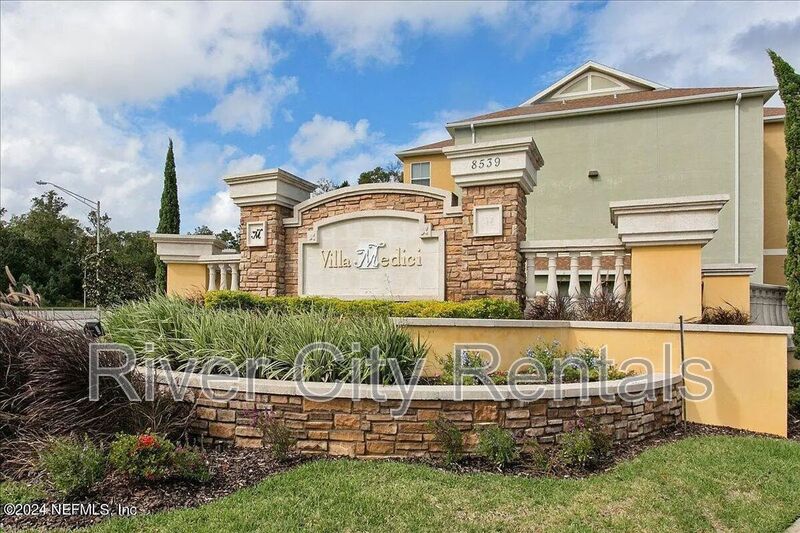 Jacksonville House: 8539 Gate Parkway West