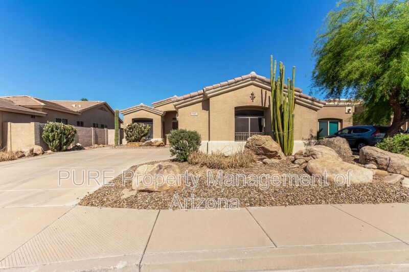 Chandler House: 737 S Sycamore Pl
