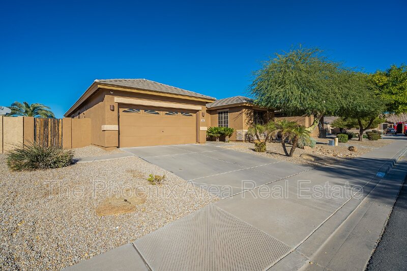 Chandler House: 110 W Cardinal Way
