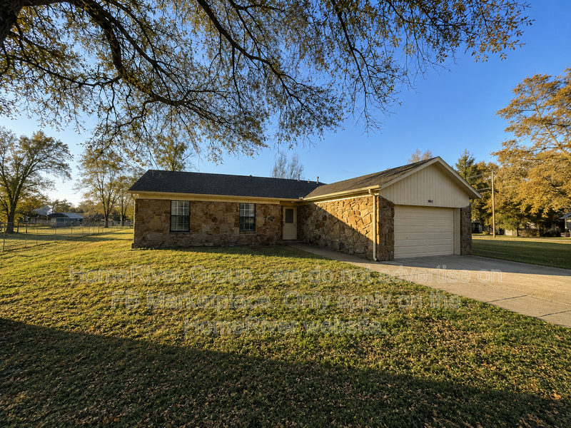 Owasso House: 10624 E 113th St N