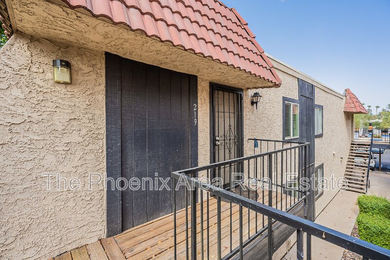 Tempe Condo: 700 W University Dr