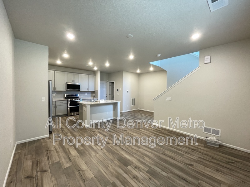 Aurora Townhome: 6089 N Liverpool St