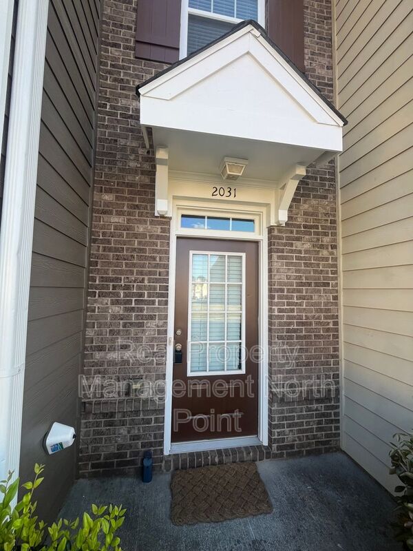 Kennesaw House: 2031 Lakeshore Overlook Dr NW