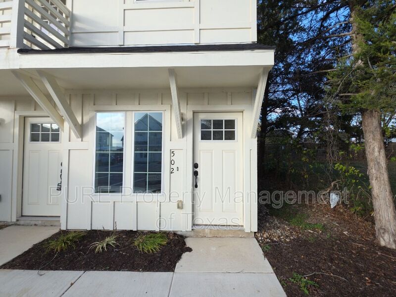 Taylor Townhome: 2002 2nd St