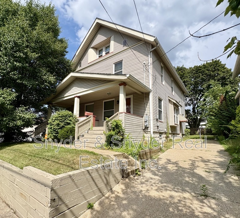 Akron House: 2307 & 2309 SW 22nd St.