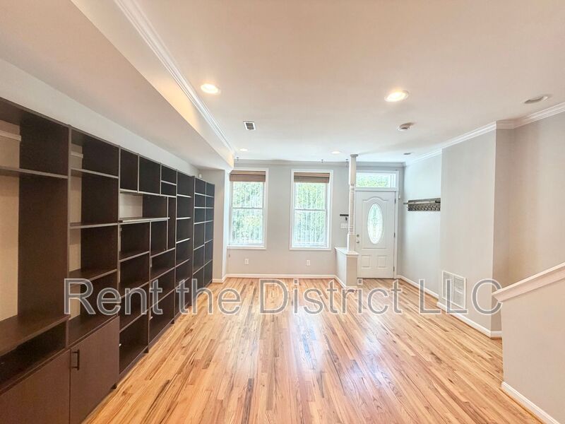 Washington House: 775 Kenyon Street NW