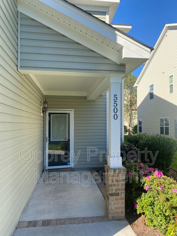 ADORABLE 3 BED/ 2.5 BATH WITH OPEN CONCEPT KITCHEN RENT SPECIAL HALF OFF IF MOVE IN BY 12/15 - Photo 1