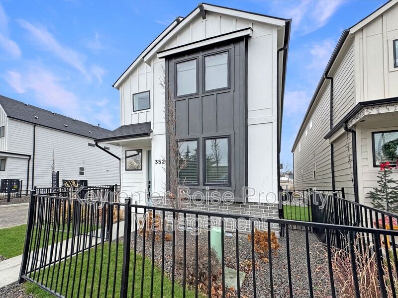 Boise Townhome: 3526 W Anderson St