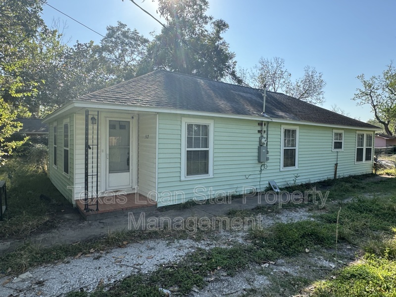 Angleton House: 512 Rice St