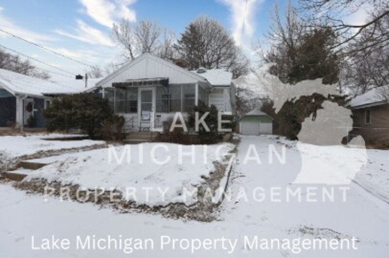 Grand Rapids House: 2034 Edgewood Avenue Northeast