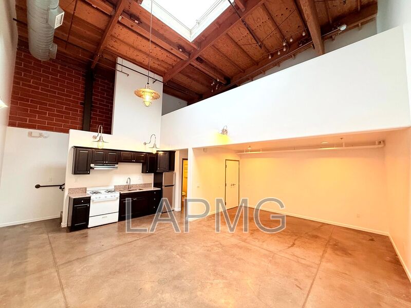 Los Angeles House: 1734 N. Main St.,/ 633 Gibbons Street - 633-160