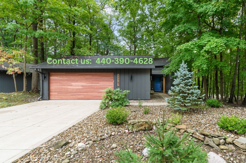 Strongsville House: 17767 Falling Leaves Road
