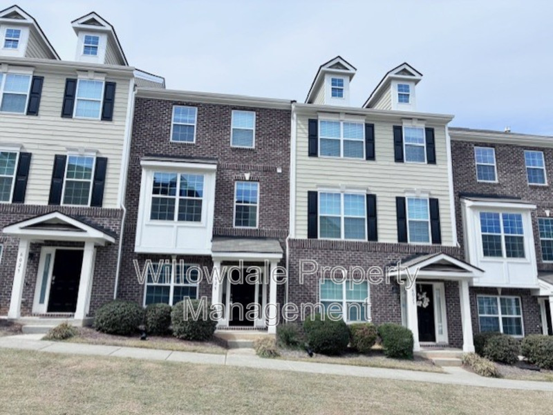 Holly Springs Townhome: 6025 Kentworth Dr