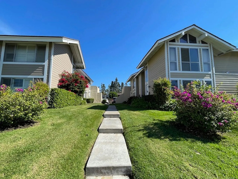 Irvine Condo: 107 Oval Rd