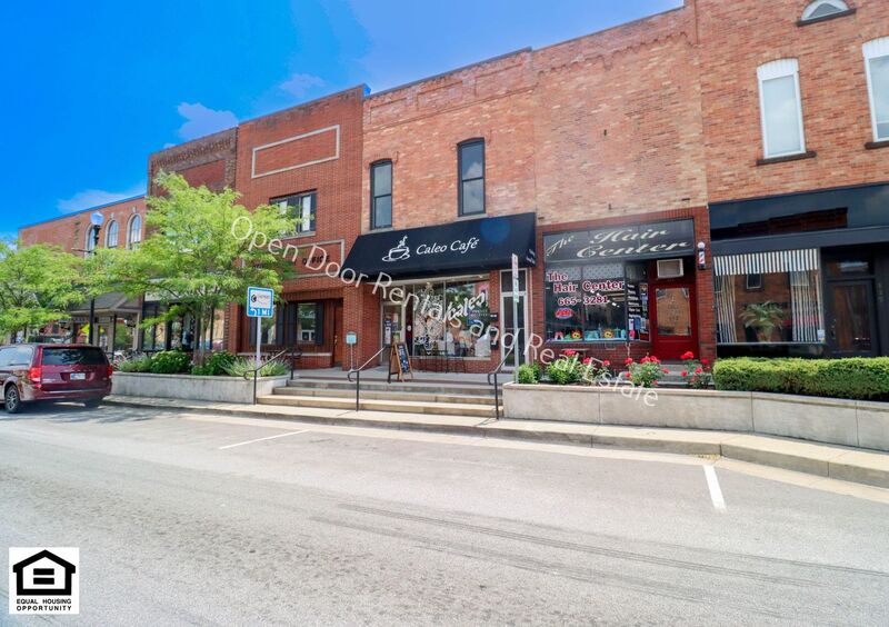 Angola Condo: 113 1/2 W Maumee St