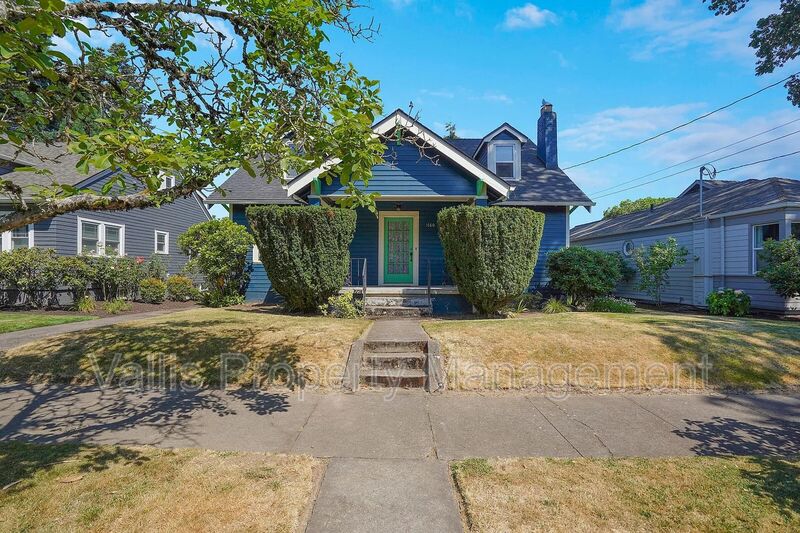 Salem House: 1760 Winter Street Southeast