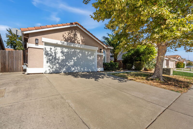 Elk Grove House: 8277 Lake Willow Way