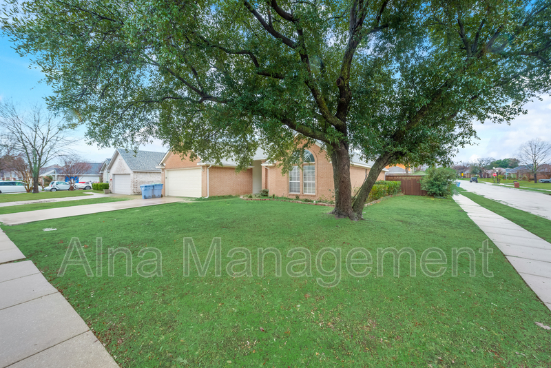 Rowlett House: 6609 Gardenia Dr