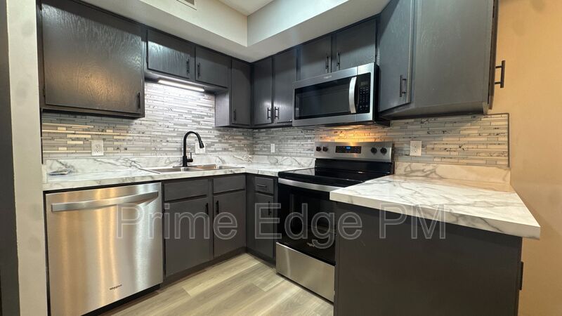 Lincoln House: 1701 Ridgehaven Ct-3