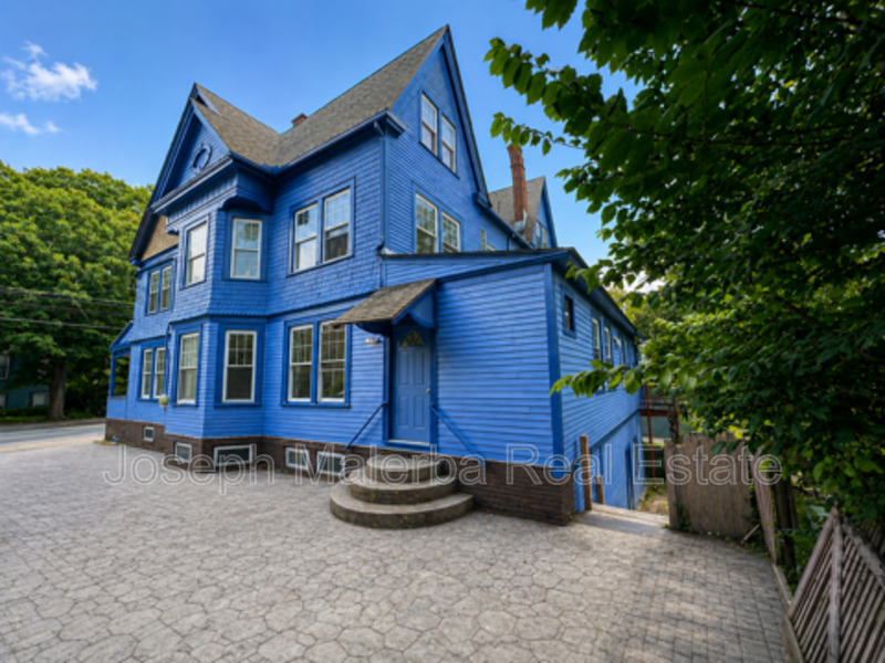 Norwich Condo: 195 Laurel Hill