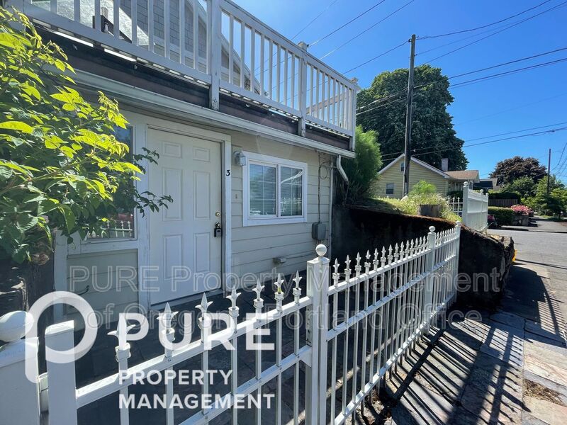 Portland House: 4004 NE Mallory Ave