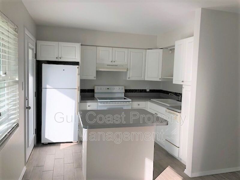 325 Golden Gate Pt Unit # 4 Sarasota FL 34236 - Photo 9