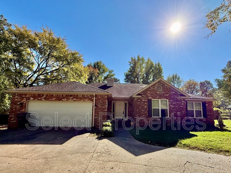 Jonesboro House: 605 Shadow Ridge Dr