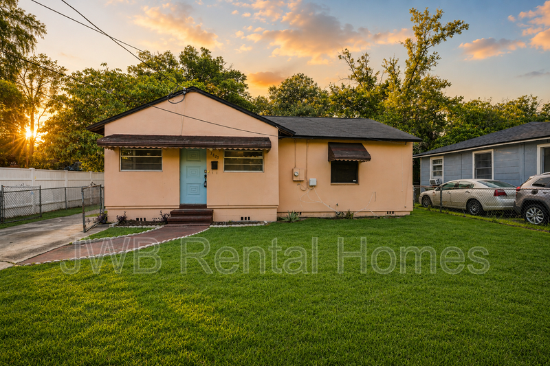 Jacksonville House: 3825 Division St