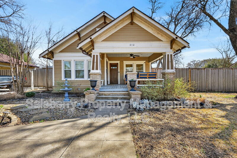 Waxahachie House: 212 North Grand Avenue