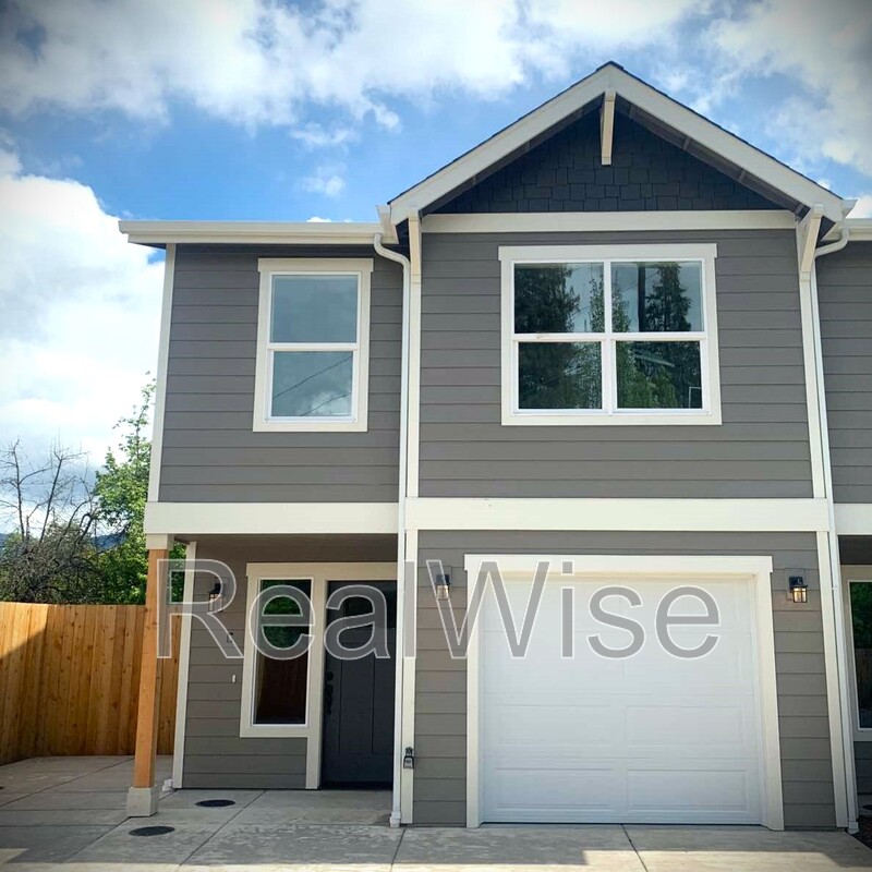 Grants Pass Townhome: 1184 Fruitdale Dr