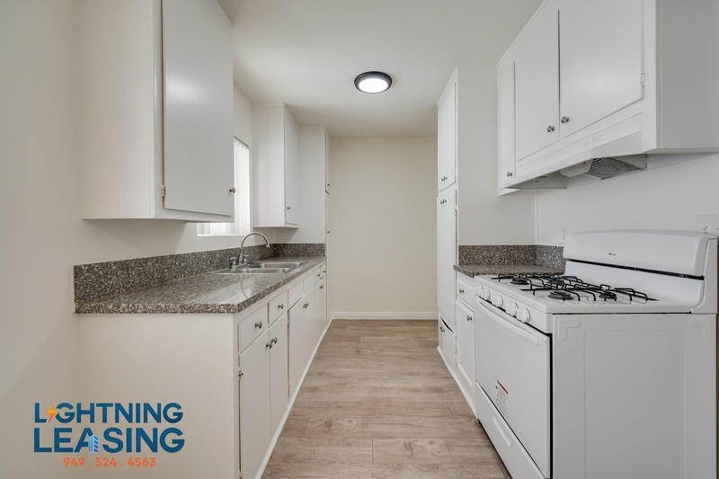 Encino Condo: 5130 Yarmouth
