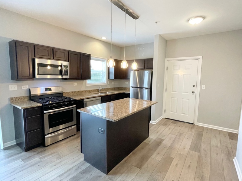 East Dundee Condo: 811 E Main St