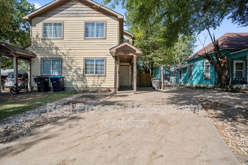 Fort Worth House: 1920 St Louis Ave