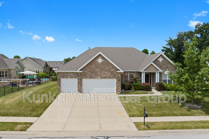 Caseyville House: 105 Forest Oaks Drive