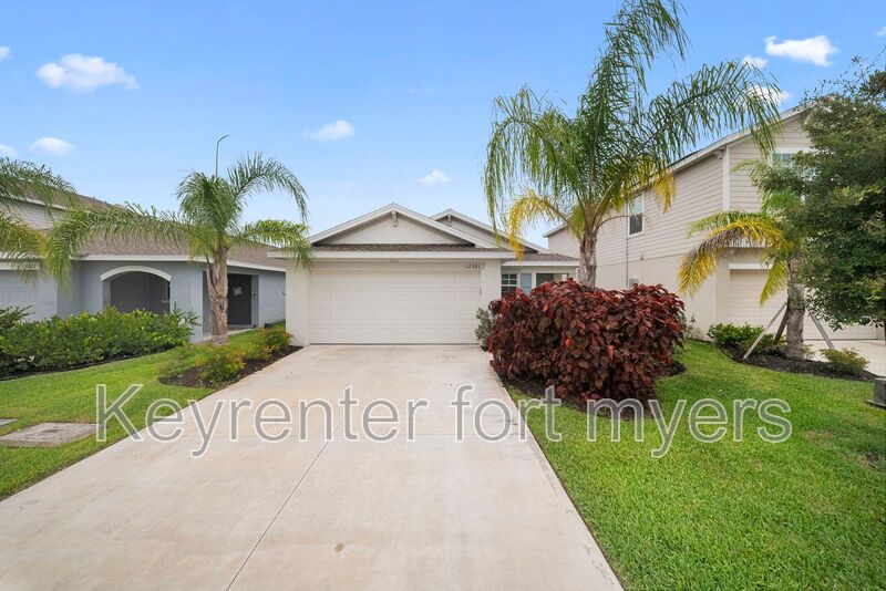 Lehigh Acres House: 12321 DAKOTA RIDGE PL
