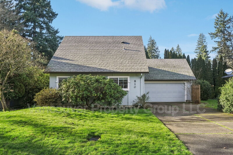 Vancouver House: 810 Northeast Pinebrook Avenue