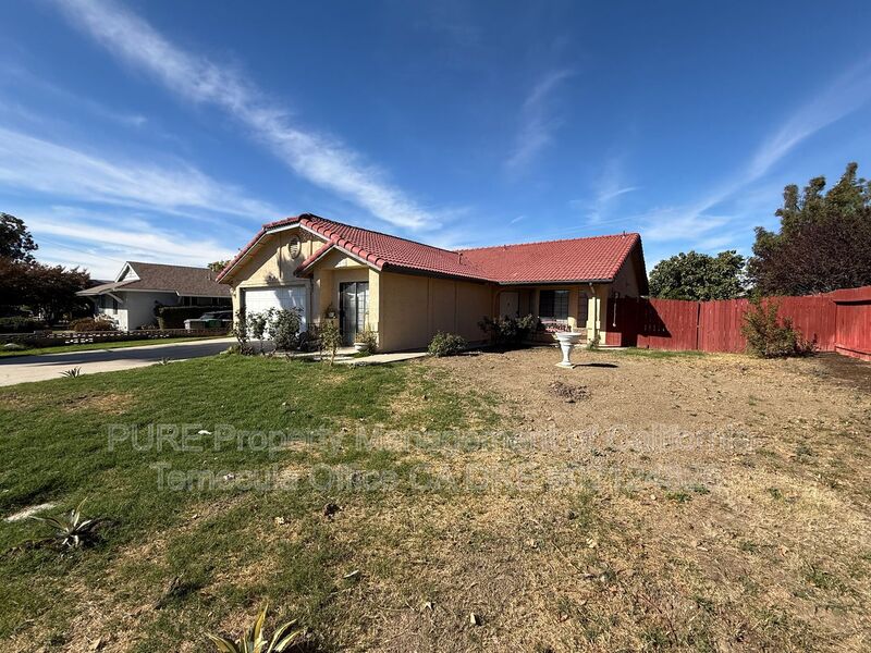 Hemet House: 41384 Collegian Way