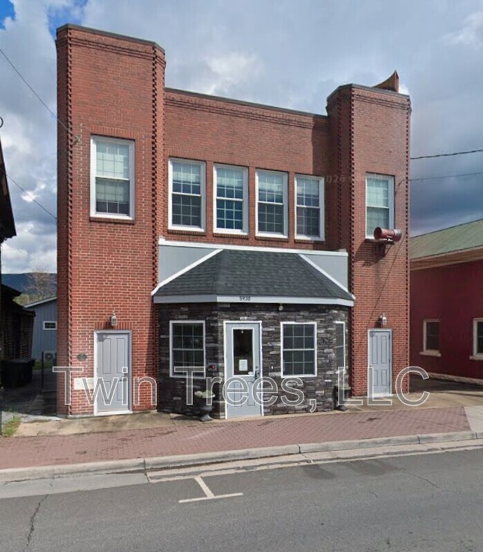 Mount Jackson Condo: 5930 Main St