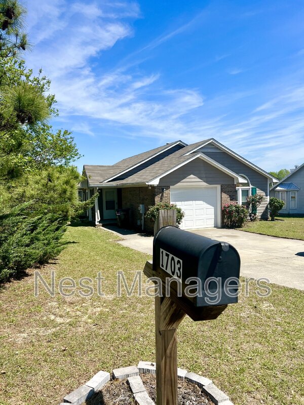Fayetteville House: 1703 Winnabow Dr