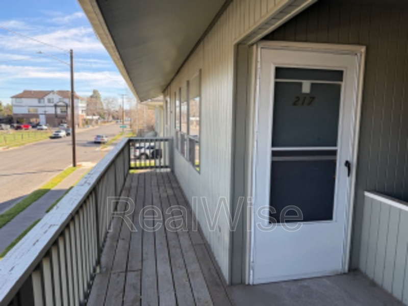 Redmond Condo: 217 NW 7th St