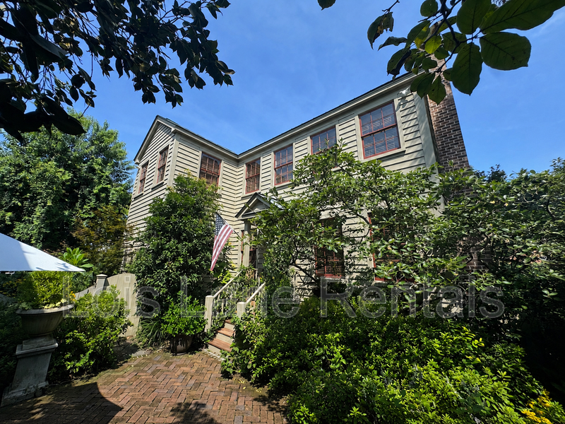 Charleston House: 8 Leo Lane