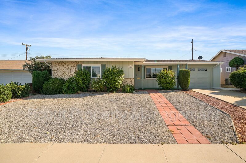 Menifee House: 25851 Sun City Blvd